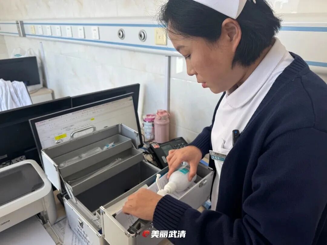 张国华整理用完的药品.JPG