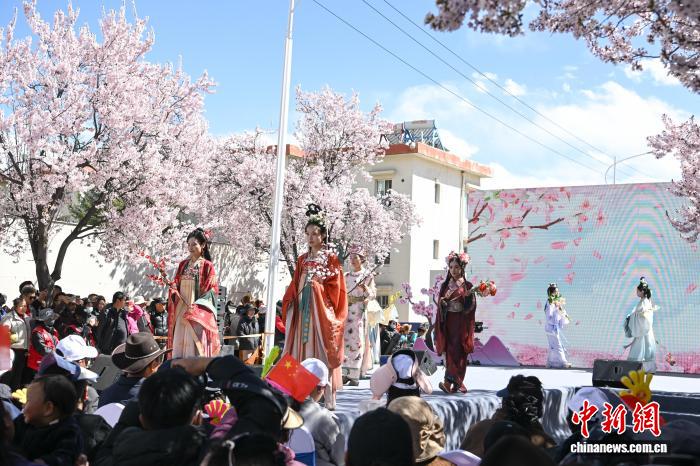 西藏拉萨:纪念西藏民主改革67周年 扎细街道上演传统文化服饰盛宴