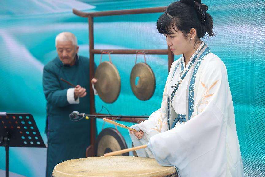 “十锦细锣鼓”回响沪派古镇 市民感受非遗古韵 “十锦细锣鼓”回响沪派古镇 市民感受非遗古韵
