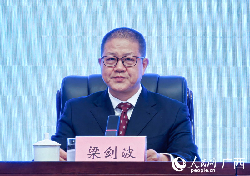 “潮动三月三·民族体育炫”今年更“有味” 自治区体育局党组成员、副局长梁剑波介绍相关情况。人民网记者 雷琦竣摄