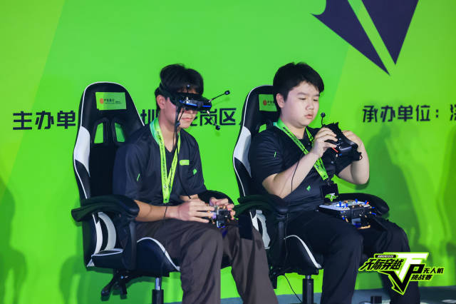 4500架无人机勾勒“空中赛道”,深圳龙岗上演“空中F1”极速穿越 4500架无人机勾勒“空中赛道”,深圳龙岗上演“空中F1”极速穿越