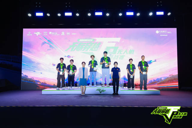 4500架无人机勾勒“空中赛道”,深圳龙岗上演“空中F1”极速穿越 4500架无人机勾勒“空中赛道”,深圳龙岗上演“空中F1”极速穿越