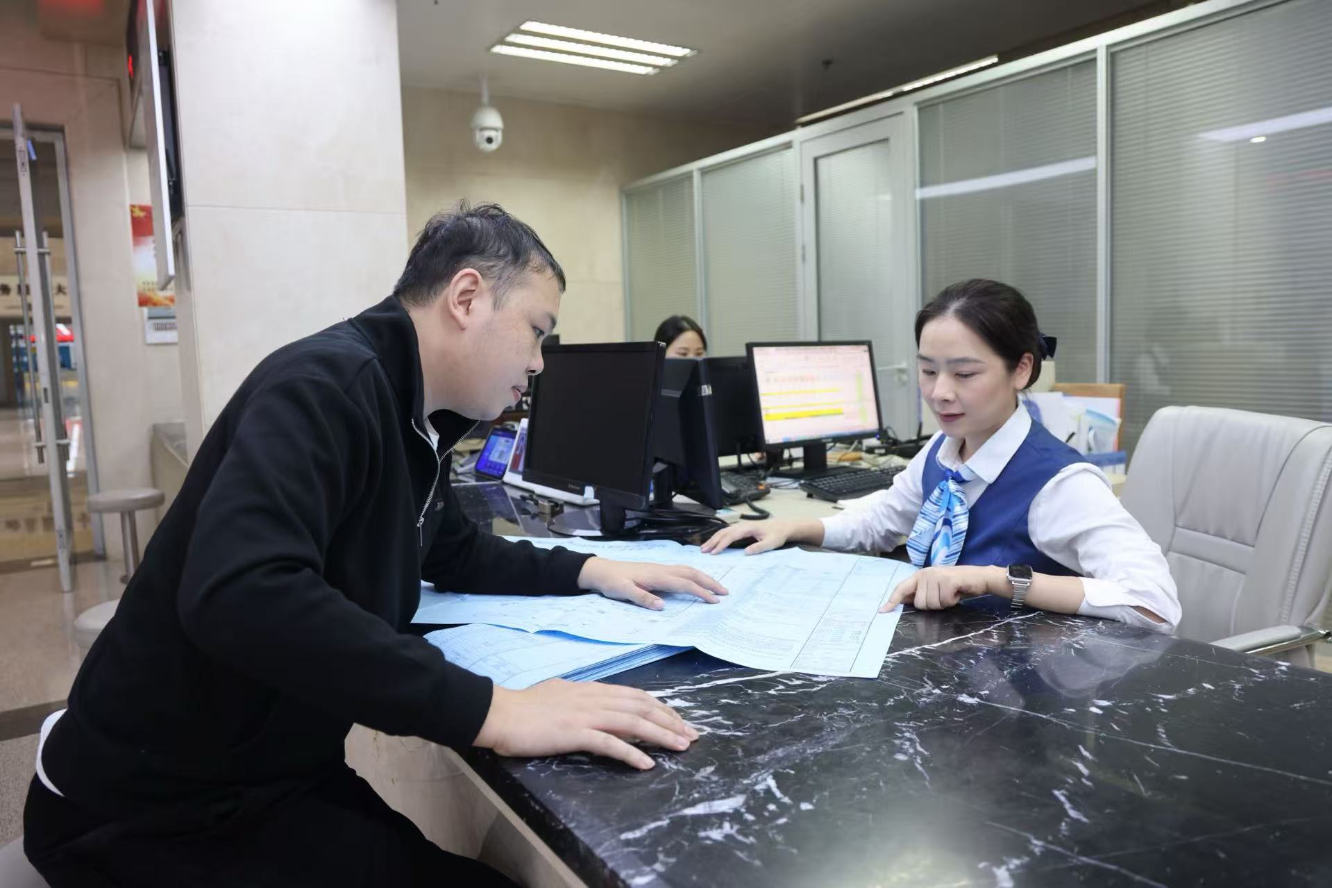 长沙望城经开区:“信用+园区” 释放治理新效能 望城经开区工作人员为园区企业提供项目建设审批服务。受访单位供图