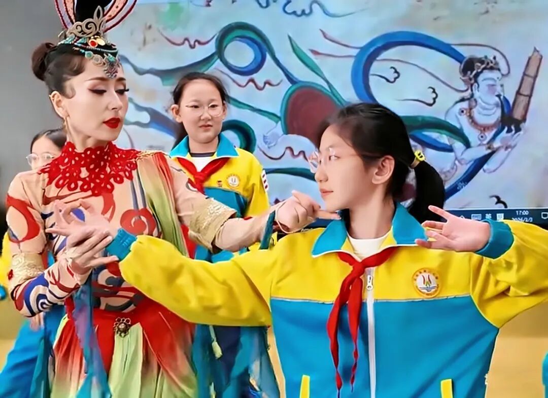 千年壁画映同心——拜城县“观千年壁画·铸万众同心”铸牢中华民族共同体意识主题研学实践活动绘就文化交融新画卷