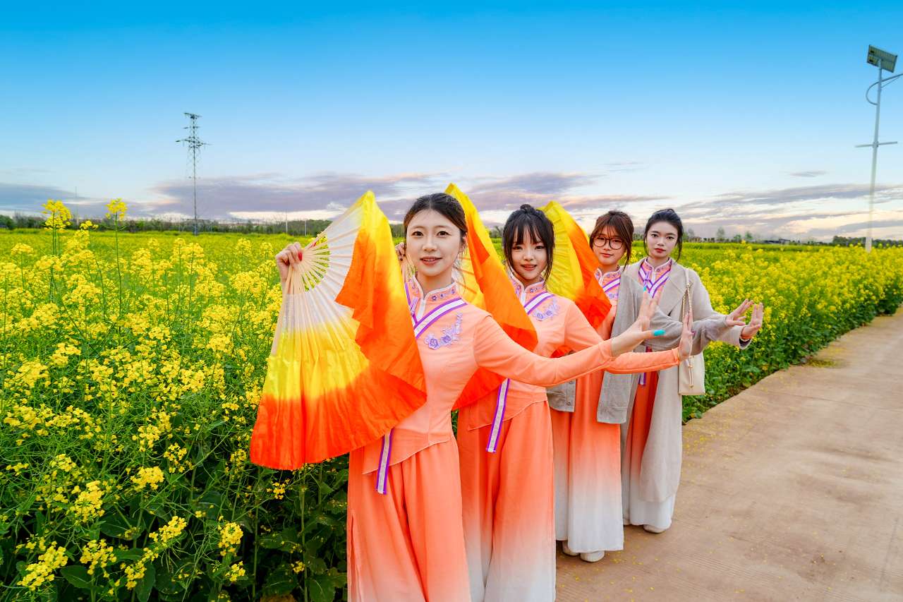 武汉生物工程学院首届油菜花节开幕