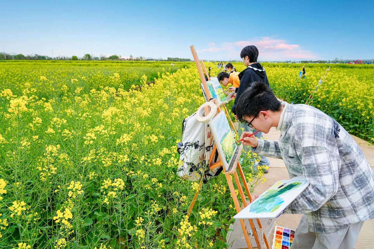 武汉生物工程学院首届油菜花节开幕