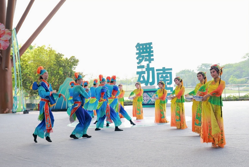 全国群众舞蹈邀请展演暨交流研讨活动在南宁举行
