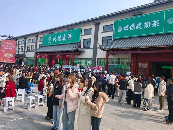 了不起的青春小店 政府“听劝”接住热梗,流量变“留量”