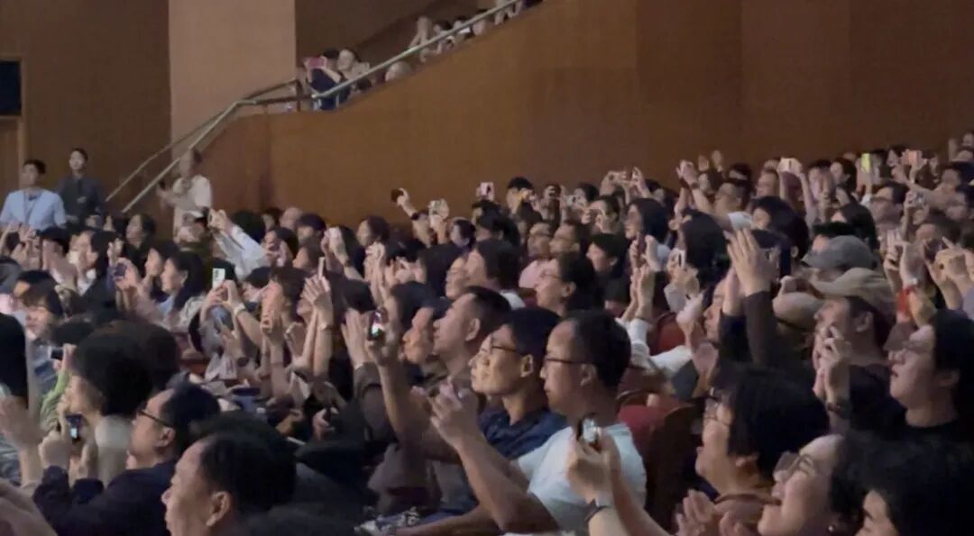 “一开口就有故事感” 深圳龙马社《情歌》首演归来,再掀高潮!