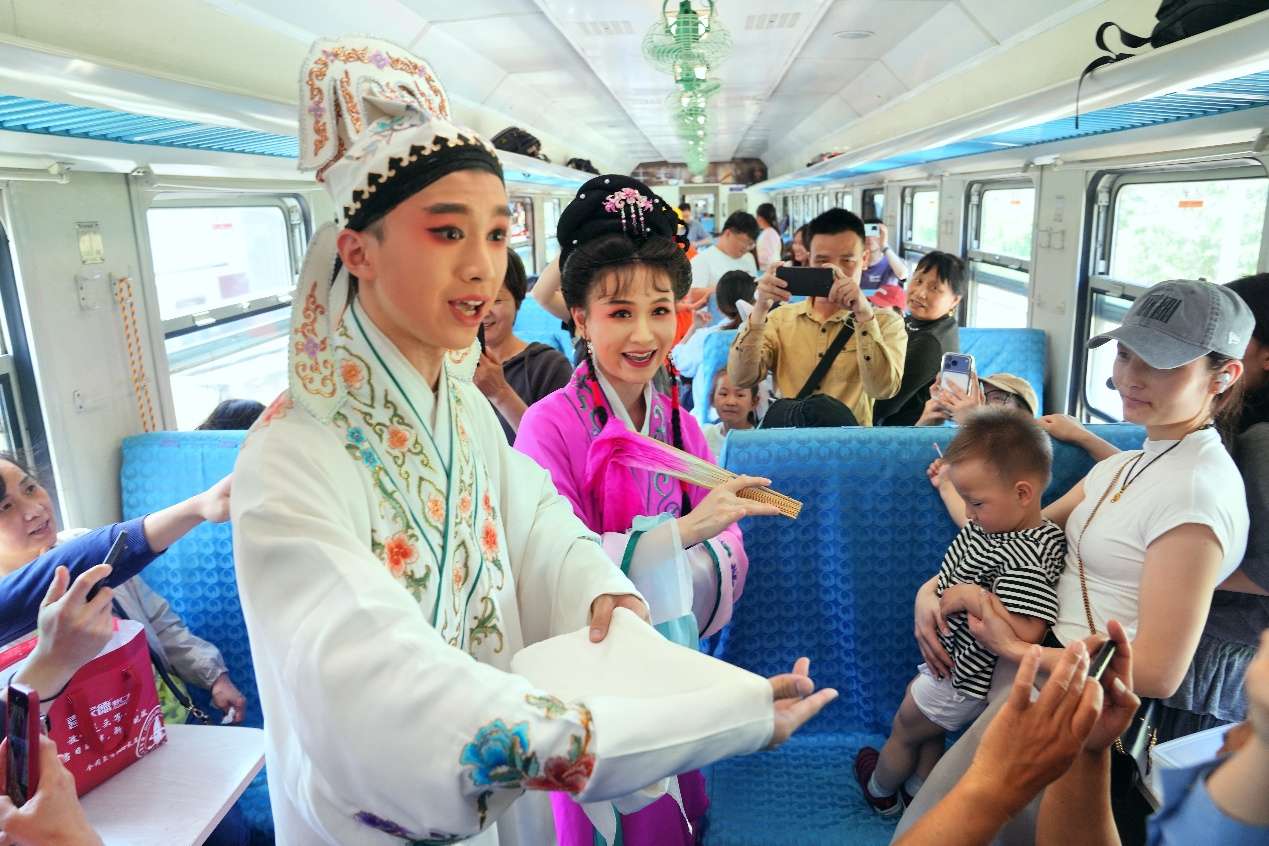 “武昌至武昌”普速环线列车首次“文旅”快闪启幕 “武昌至武昌”普速环线列车首次“文旅”快闪启幕