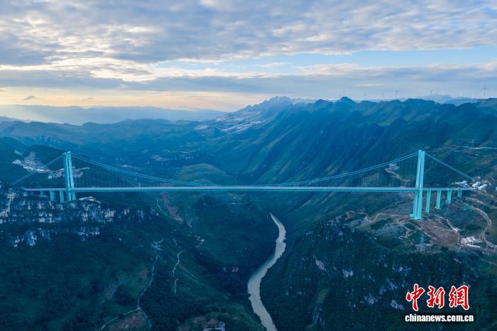 贵州花江峡谷大桥获“最高的桥”吉尼斯世界纪录称号