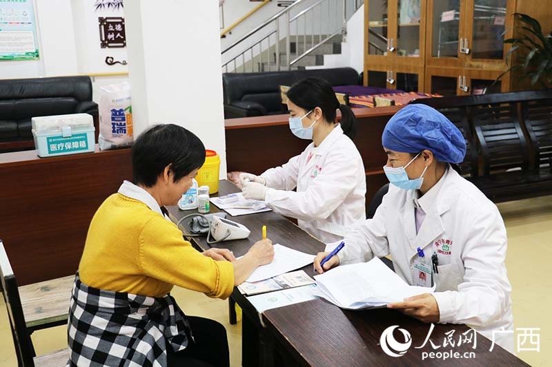 奋进“十五五”,广西划好六个“重点” 南宁市青秀区新竹社区家庭医生问诊服务。人民网 刘璐瑶摄