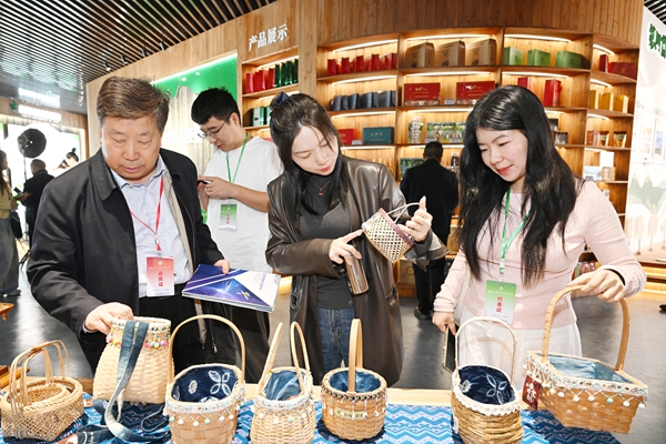 第十届全国林下经济发展学术研讨会在融水举行 与会人员参观融水县林下经济展馆。扈鑫摄