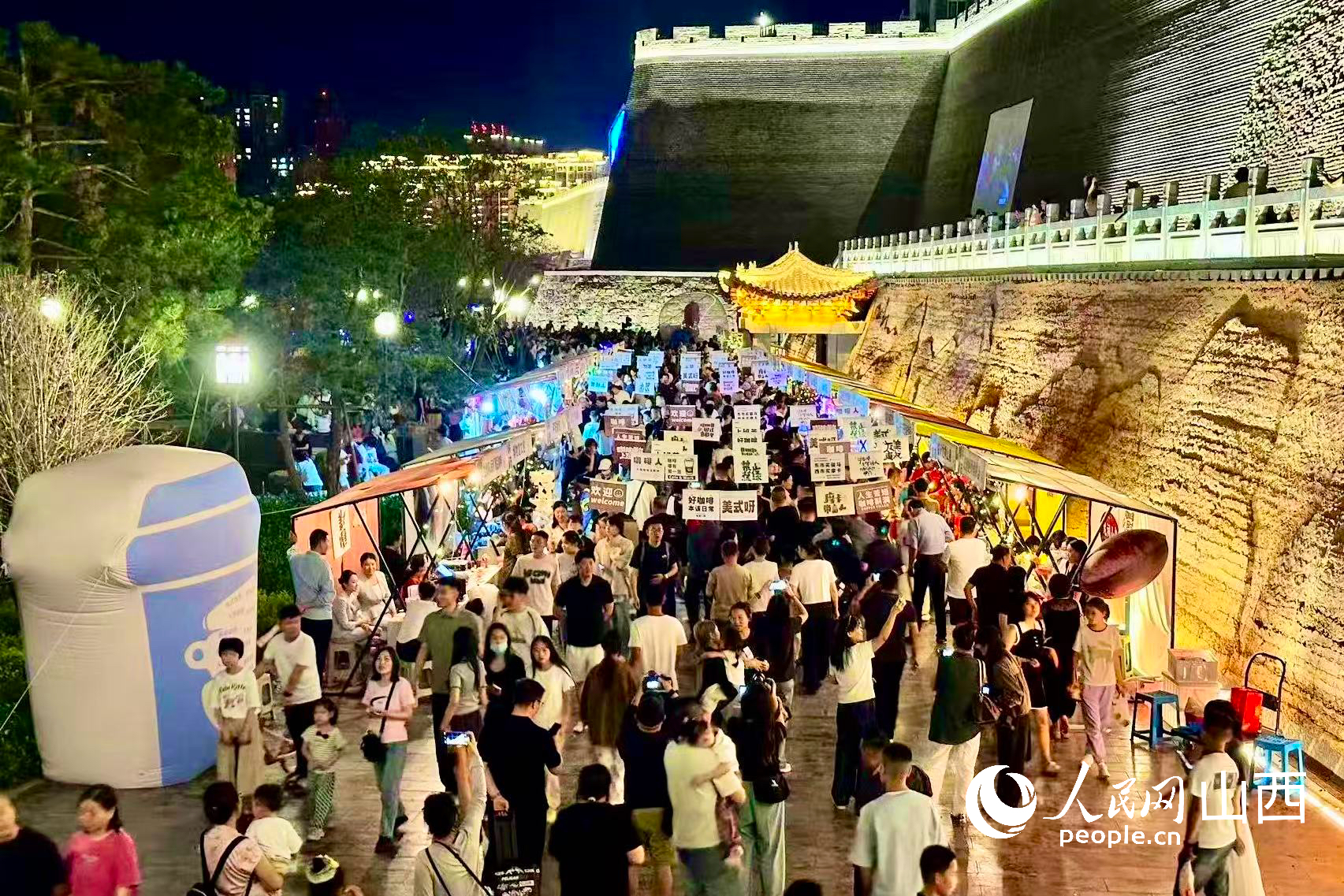 山西临汾:从IP出圈到全域兴城 咖啡集市人头攒动。人民网记者董童 摄