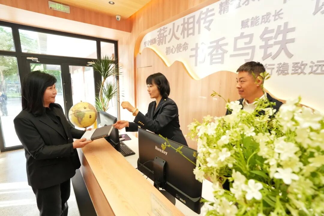 阅读+VR+亲子!铁路人的“雪莲书苑”惊艳亮相,这样的职工书屋你慕了吗?