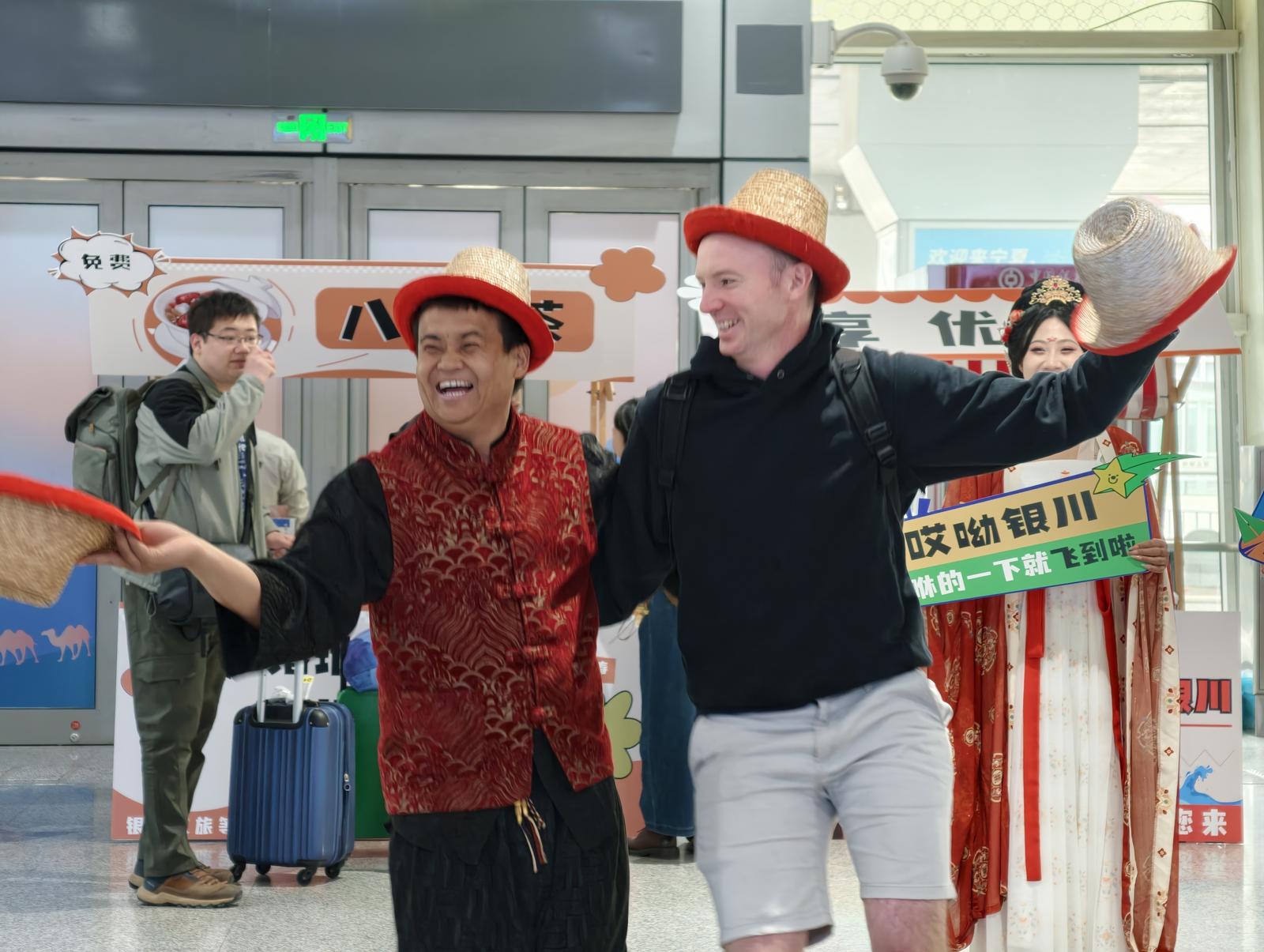 一下飞机就被“宠”上天!银川机场这波迎客操作,太圈粉了 一下飞机就被“宠”上天!银川机场这波迎客操作,太圈粉了