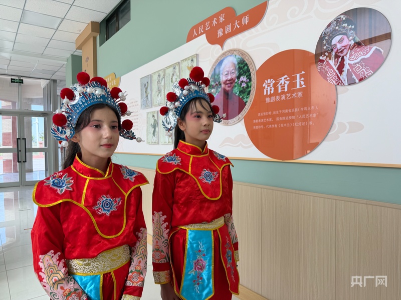 石榴花开 籽籽同心丨从“小白”到“台柱子” 新疆哈密“小社团”里唱响“大认同”