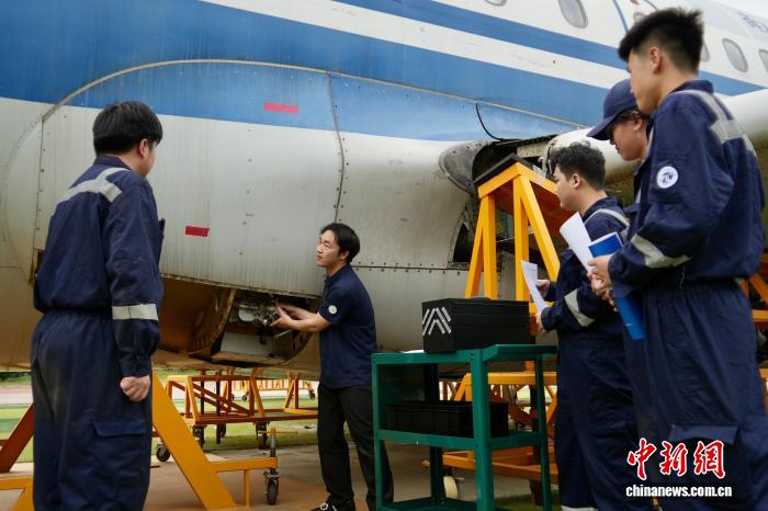 河南南阳大型修飞机现场:多元实训场景助力航空技能培养