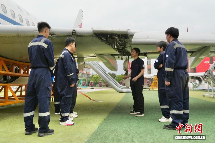 河南南阳大型修飞机现场:多元实训场景助力航空技能培养