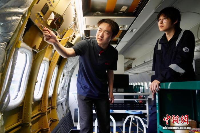 河南南阳大型修飞机现场:多元实训场景助力航空技能培养