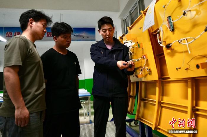 河南南阳大型修飞机现场:多元实训场景助力航空技能培养