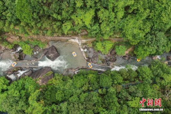 5月12日，江西资溪县大觉山，游客在体验峡谷漂流。(无人机照片)中新社记者 刘力鑫 摄