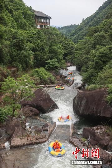 5月12日，江西资溪县大觉山，游客在体验峡谷漂流。中新社记者 刘力鑫 摄