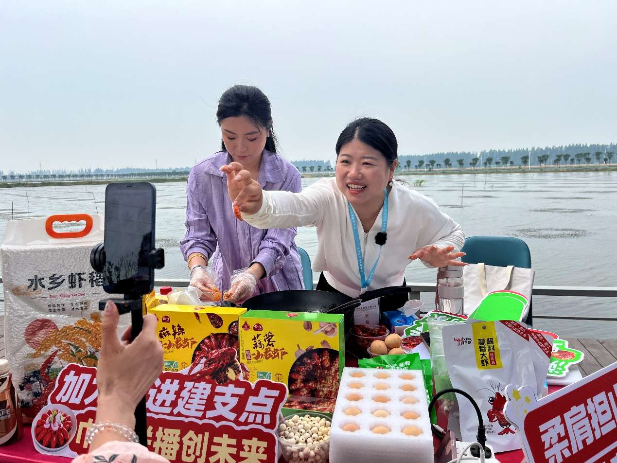 湖北:田间地头搭起直播间 拓宽荆楚好物云销路 湖北:田间地头搭起直播间 拓宽荆楚好物云销路