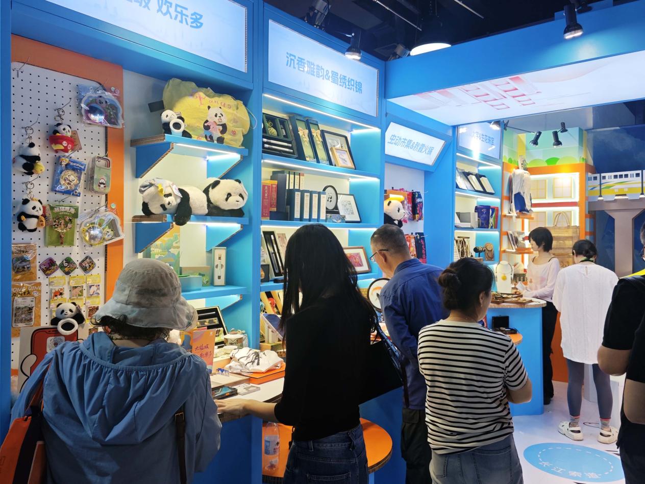 首届中国新文创市集暨潮玩游园会在京启幕 重庆文创好物受追捧