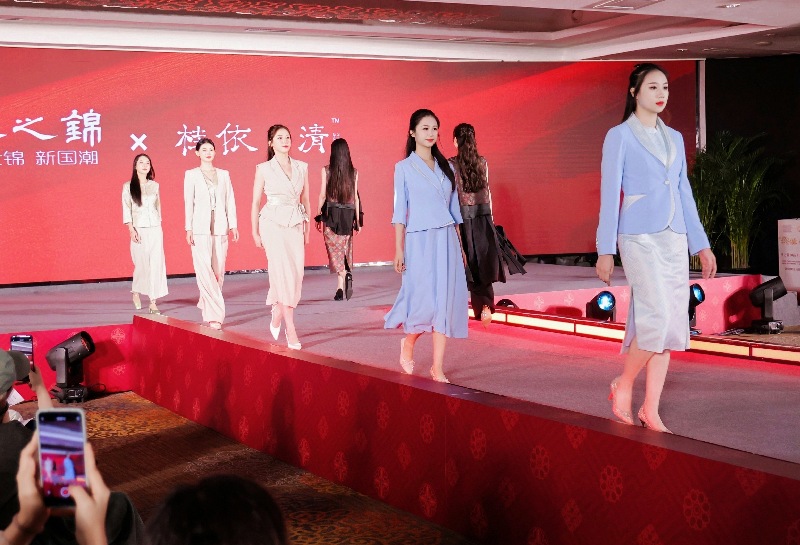 广西发布一批“琴之锦”壮锦新品 广西发布一批“琴之锦”壮锦新品