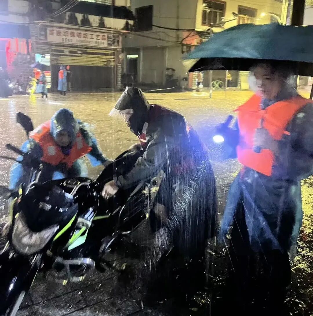 黔南:万众一心战汛情 昼夜奋战保民生 图片