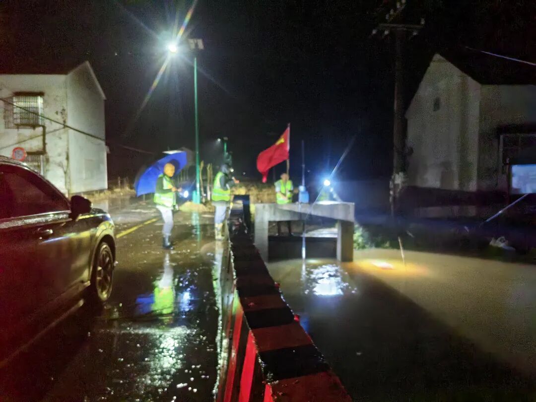 暴雨中逆行!最动人的那一抹红