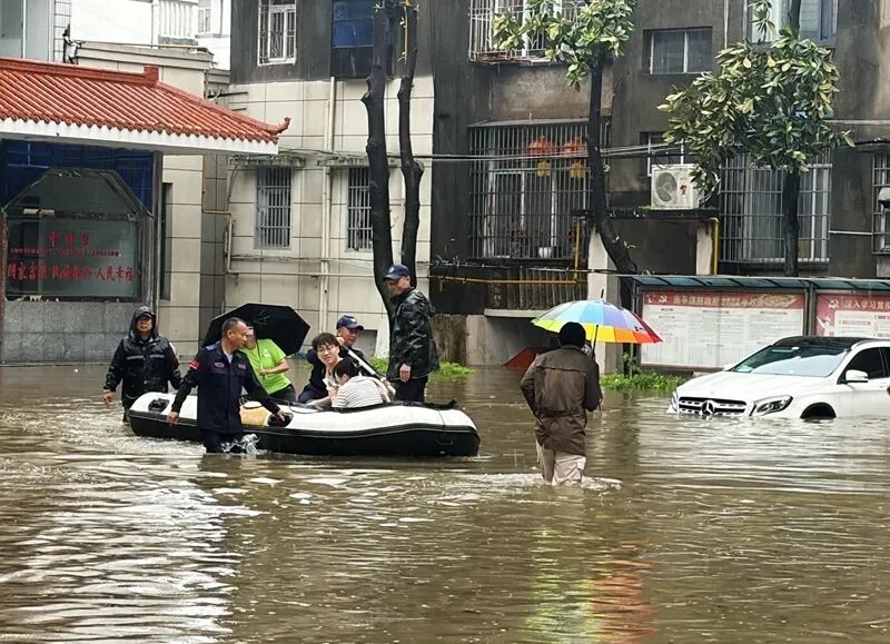 暴雨中逆行!最动人的那一抹红