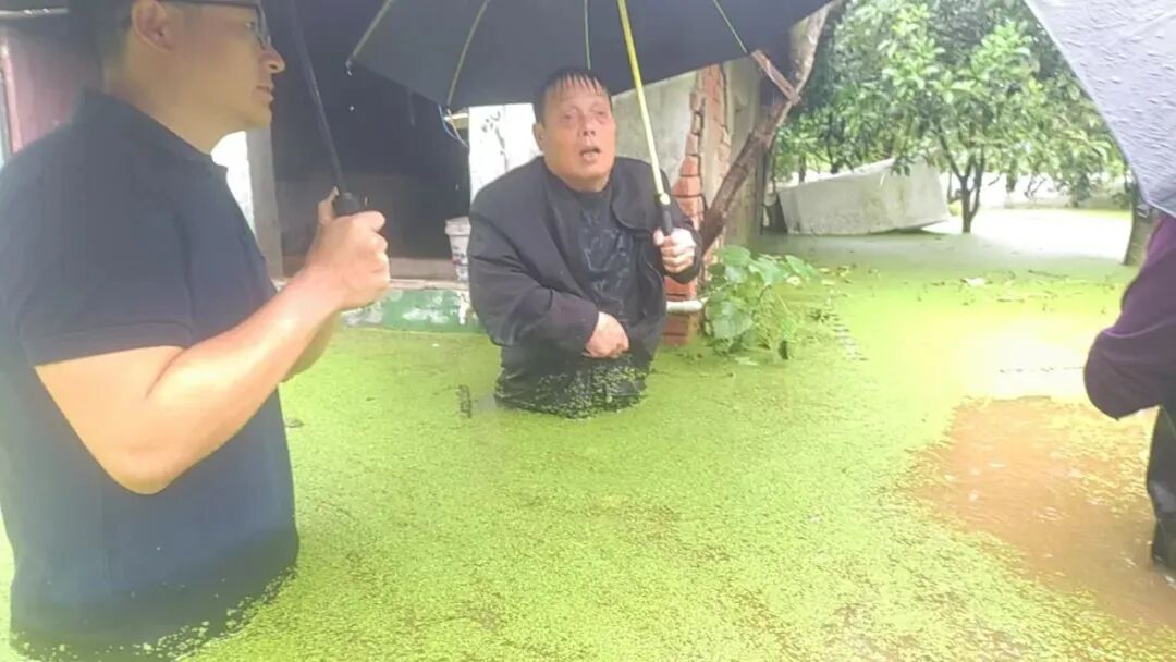 暴雨中逆行!最动人的那一抹红