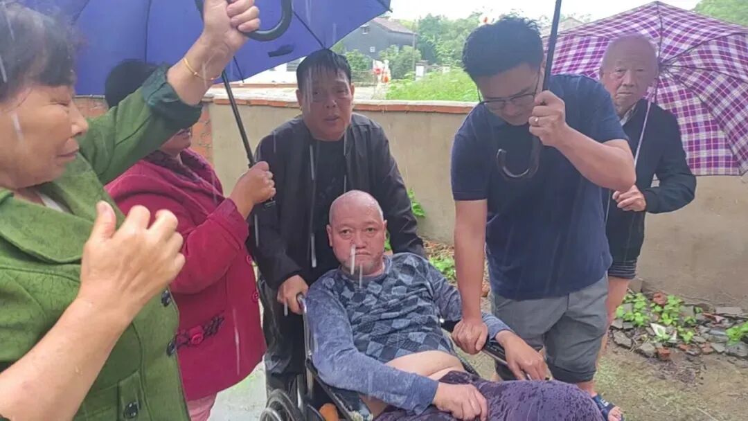 暴雨中逆行!最动人的那一抹红