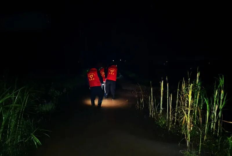 暴雨中逆行!最动人的那一抹红
