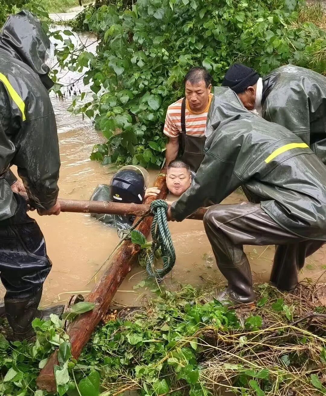 暴雨中逆行!最动人的那一抹红