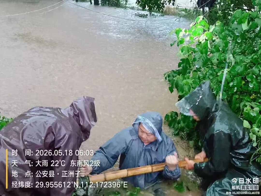 暴雨中逆行!最动人的那一抹红