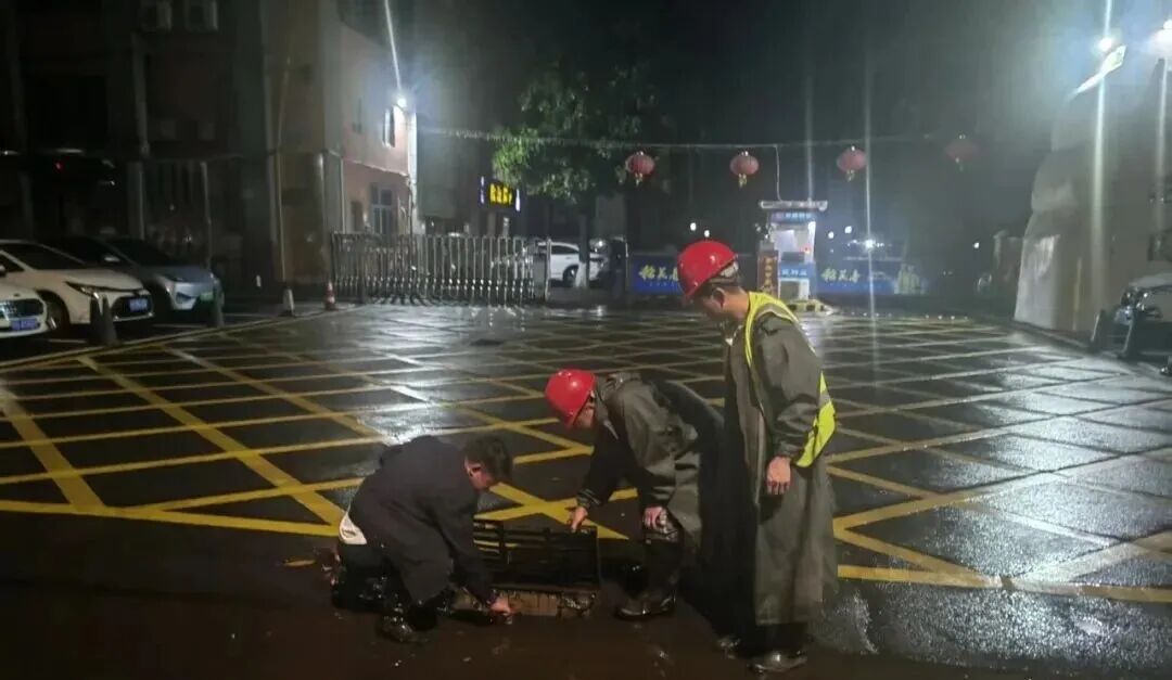 暴雨中逆行!最动人的那一抹红
