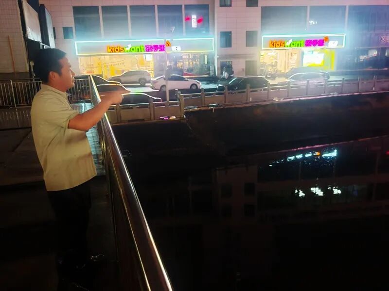 暴雨中逆行!最动人的那一抹红