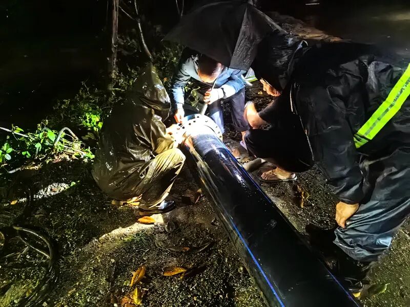 暴雨中逆行!最动人的那一抹红