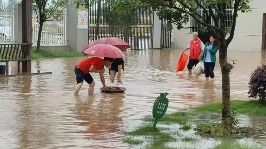 暴雨中逆行!最动人的那一抹红