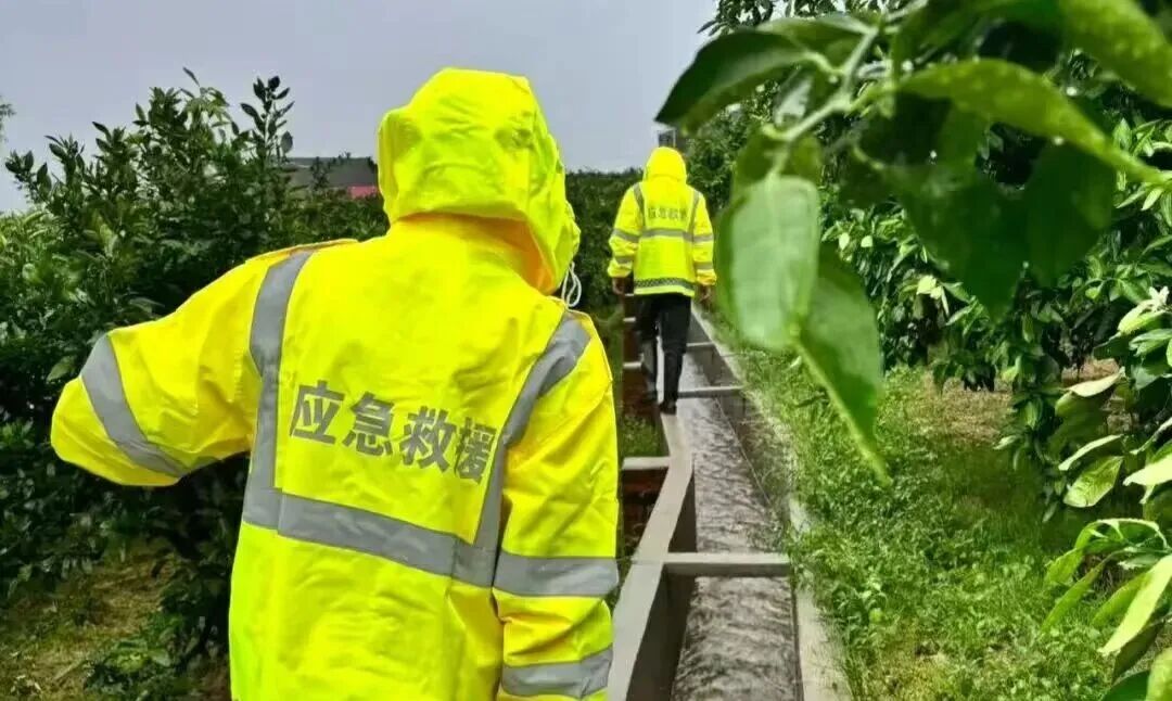 暴雨中逆行!最动人的那一抹红