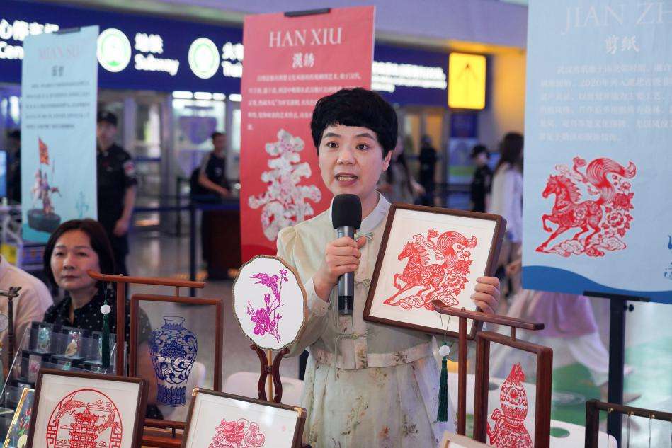 武汉文旅志愿者:讲好江城故事,让游客遇见更多美好 武汉文旅志愿者:讲好江城故事,让游客遇见更多美好