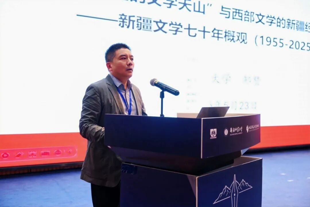新疆文艺评论中心在新师揭牌!