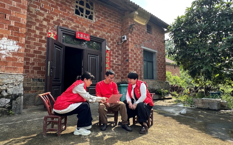 办好“微实事” 服务“大民生” 驻村工作队员为村民讲解政策“明白纸”。