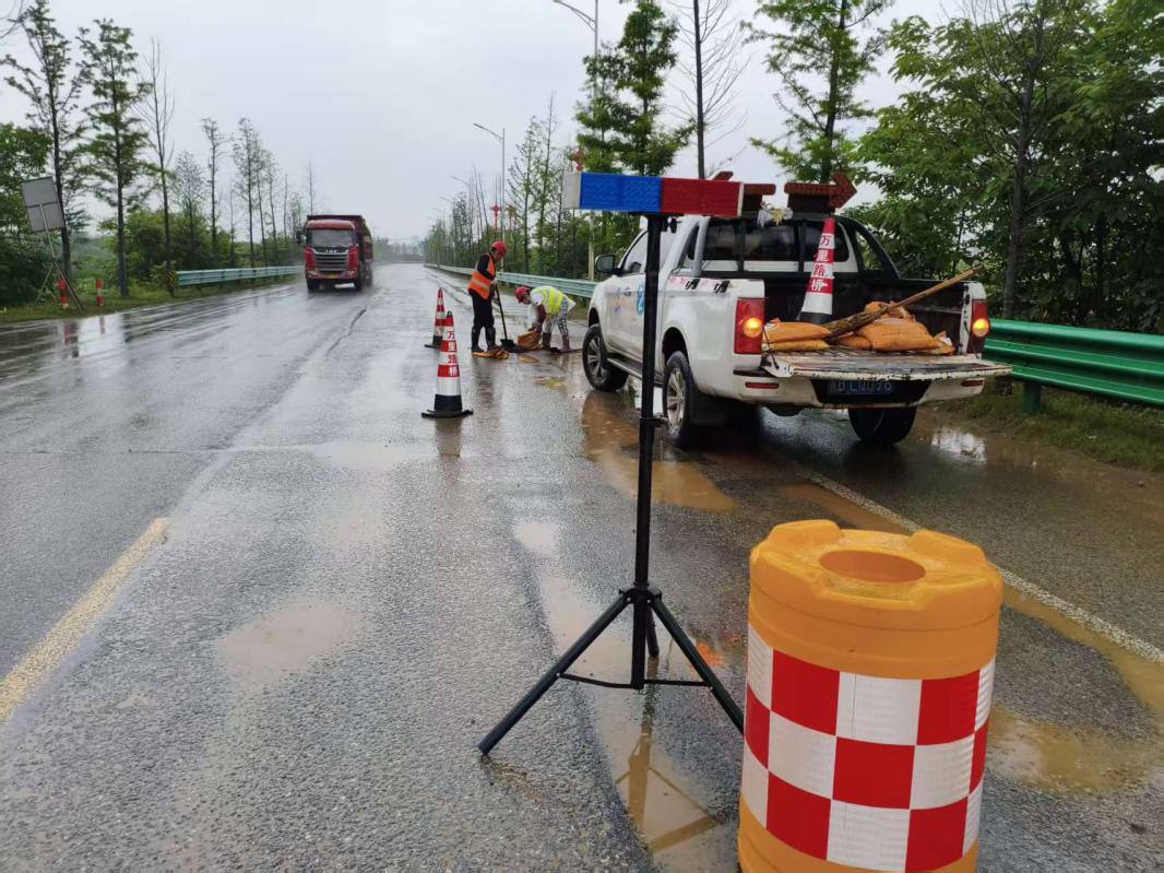 芜湖交通运输部门处理路面积水。芜湖市交通运输局供图