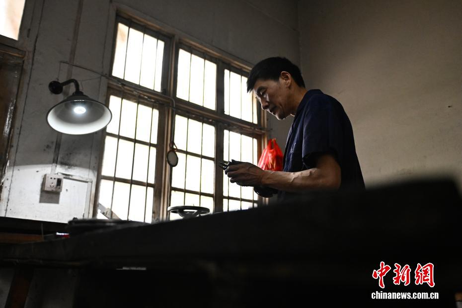 【时光印象】探访徽墨制作技艺 落纸如漆金不换