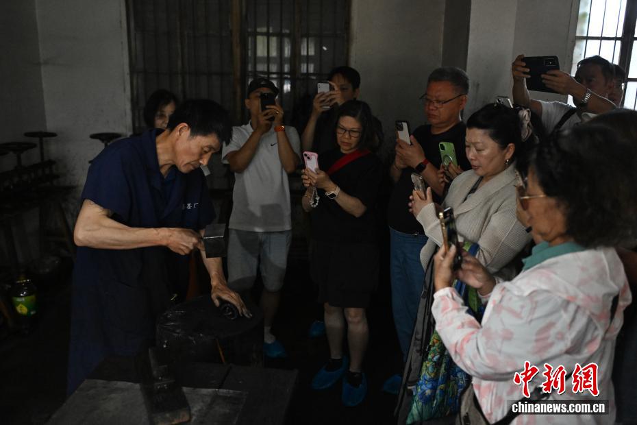 【时光印象】探访徽墨制作技艺 落纸如漆金不换
