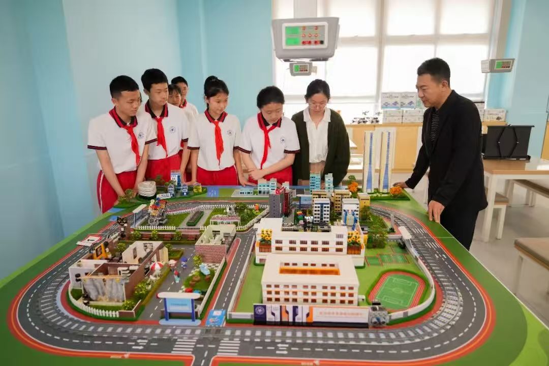 小明逛校园|浦东新区教育局副局长李晓亮:深耕人工智能教育普惠创新 小明逛校园|浦东新区教育局副局长李晓亮:深耕人工智能教育普惠创新